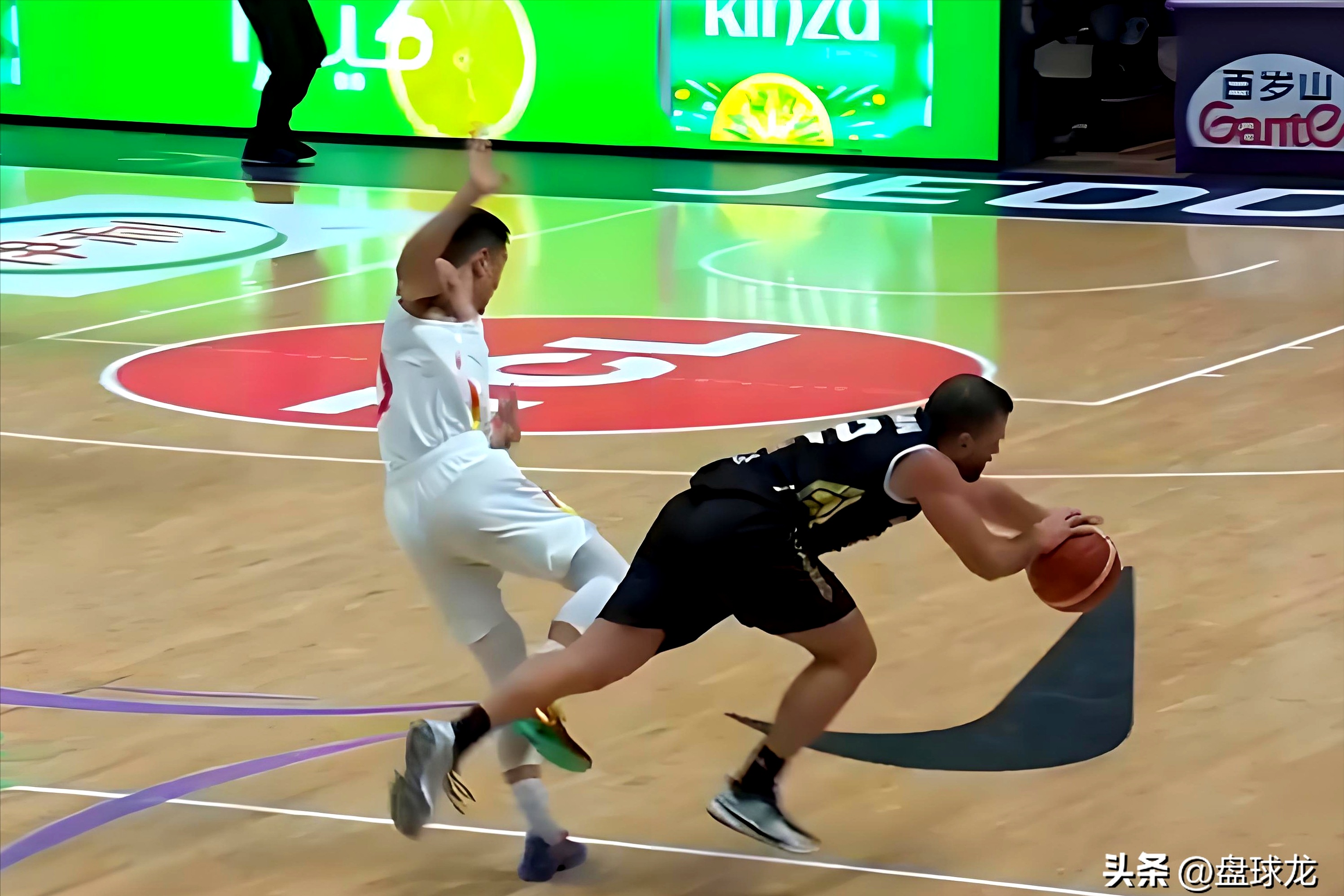 关于惊险对决！球员拼尽全力力保持领先的信息