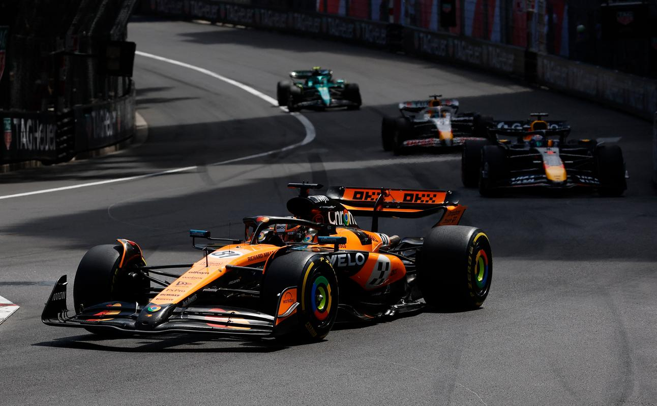 关于红牛车队绝杀阿斯顿马丁，佩雷兹惊艳四座的信息