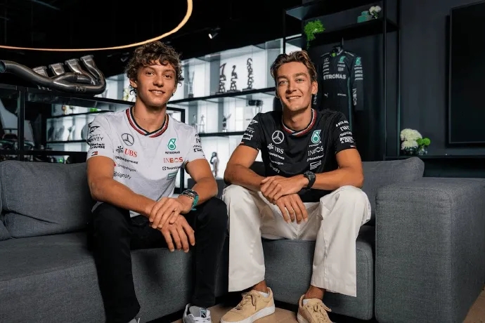 梅赛德斯险胜阿斯顿马丁,塞恩斯扛起全队的简单介绍 梅赛德斯险胜阿斯顿马丁,塞恩斯扛起全队的简单介绍