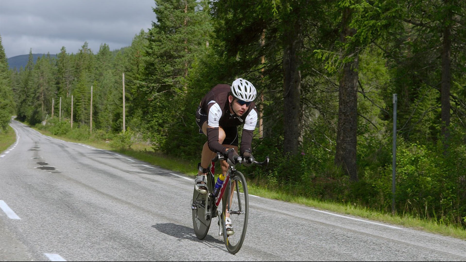 德甲争冠战之夜，戈麦斯点燃赛场，一记绝杀，十年传奇