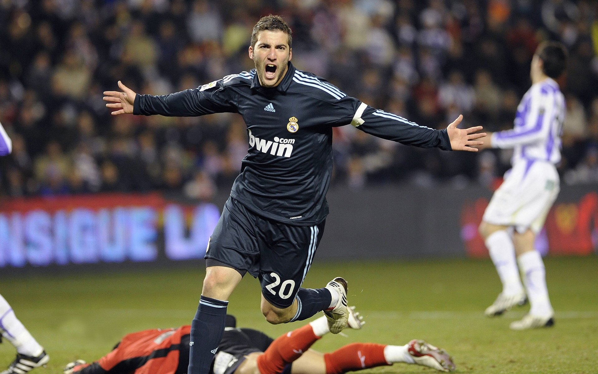 年度焦点之战，勒沃库森轻取比利亚雷亚尔，战术革新铸就经典胜利